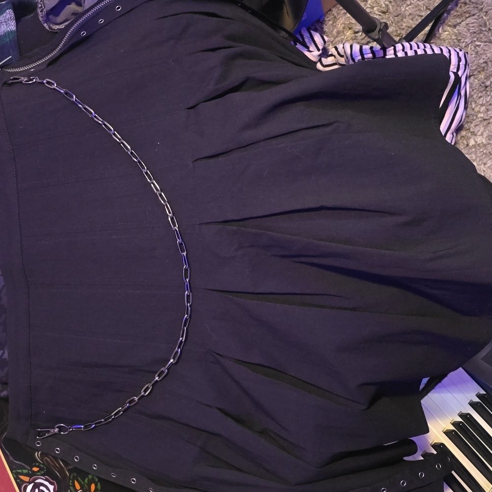 Black skirt with chain